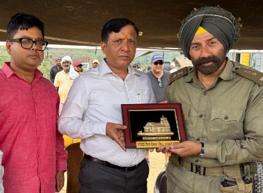 सनी देओल से मिले उत्तराखंड फिल्म विकास परिषद के सीईओ बंशीधर तिवारी, बॉर्डर 2 के सेट पर हुई सकारात्मक चर्चा