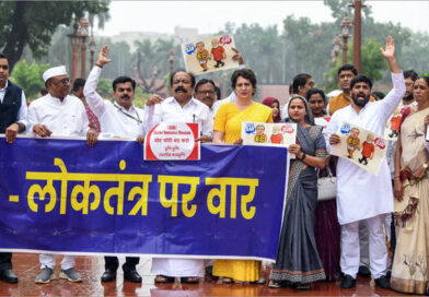 Politics: चुनाव आयोग पर राहुल गांधी के आरोपों से चढ़ा सियासी पारा